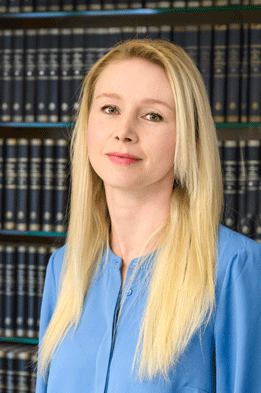 Melanie-Niederhuber-Rechtsanwaltsfachangestellte-und-langj-Mitarbeiterin,-die-bereits-ihre-Berufsausbildung-in-der-Kanzlei-Reiffen-absolv